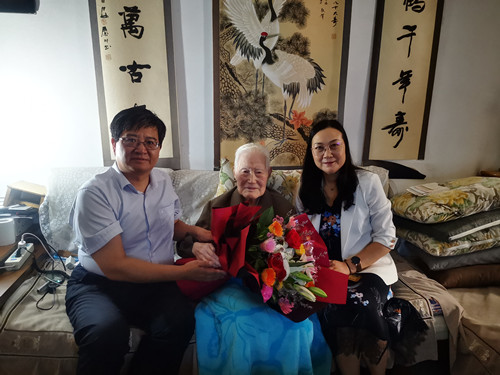 86be64c5ded34b13baf4ca46b8d43301.jpg 看望慰问离退休教职工熊运章教授_副本.jpg