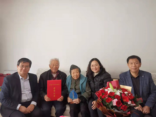 5441f2e11fc5494cb5d58076816f47ef.jpg 学院为朱凤书教授颁发获奖证书和奖牌_副本.jpg